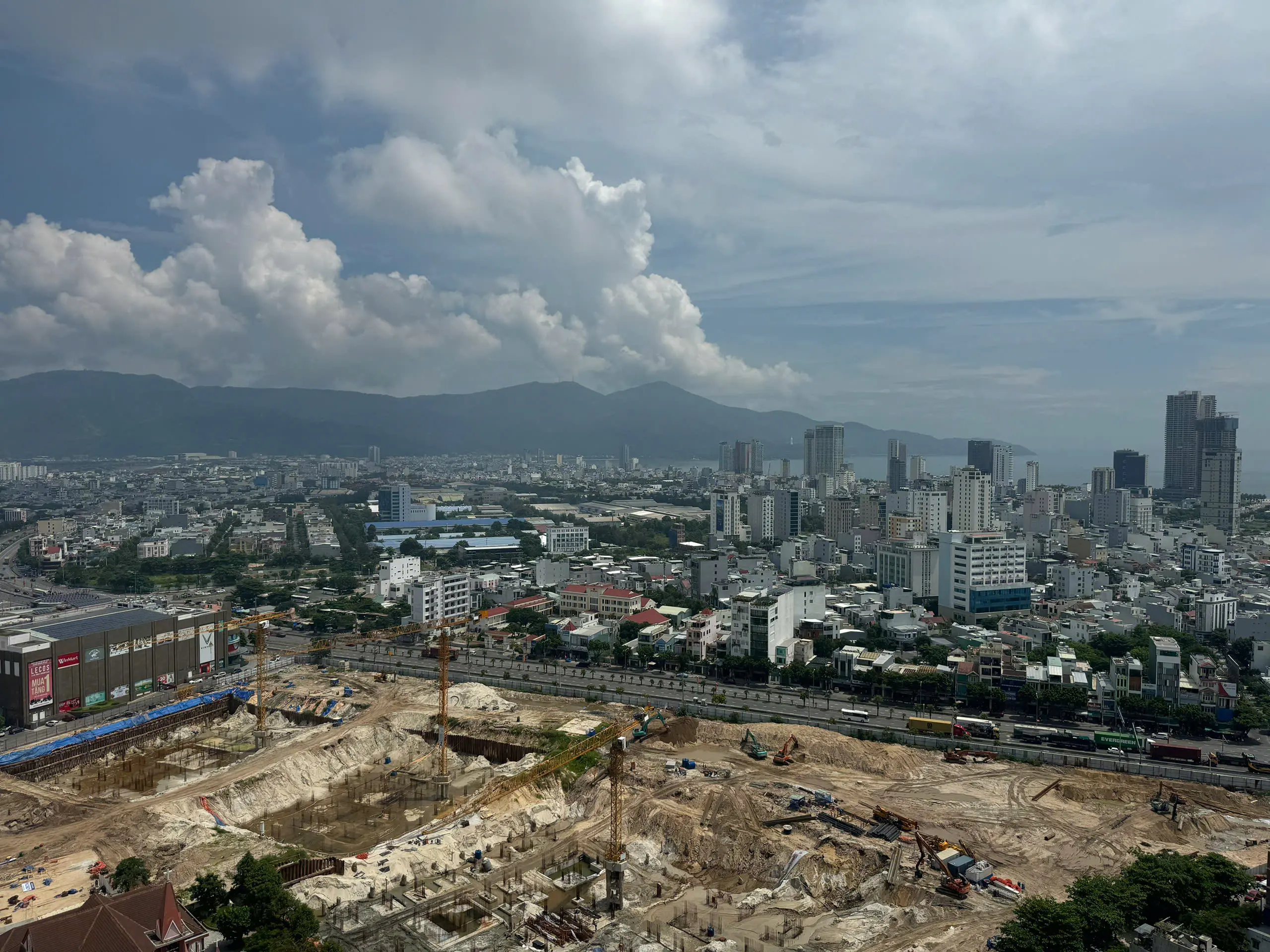 Ảnh chụp thực tế tiến độ thi công dự án căn hộ cao cấp Capital Square Đà Nẵng tháng 9/2025