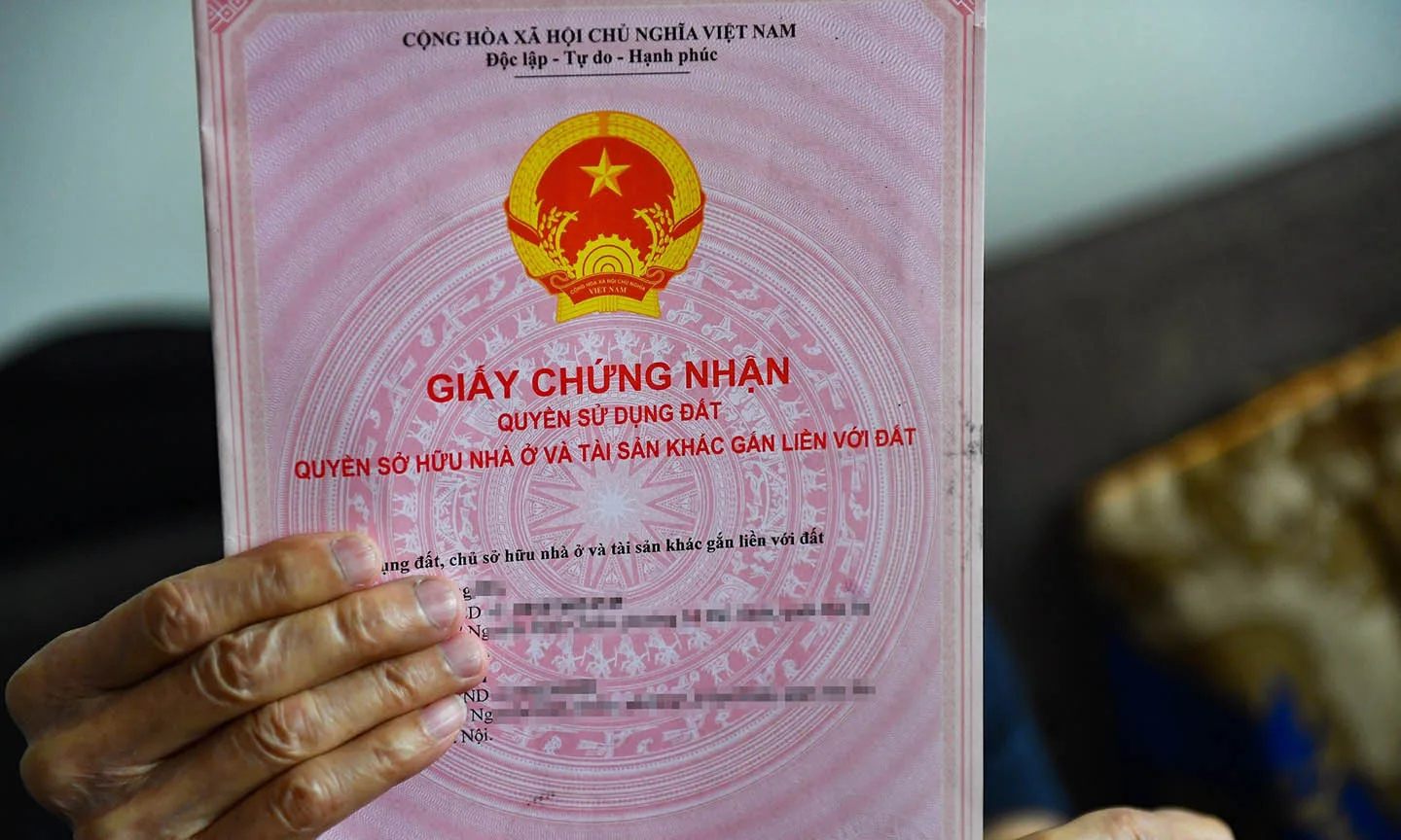 Sổ Hồng ghi nhận cả quyền sử dụng đất và quyền sở hữu tài sản gắn liền với đất