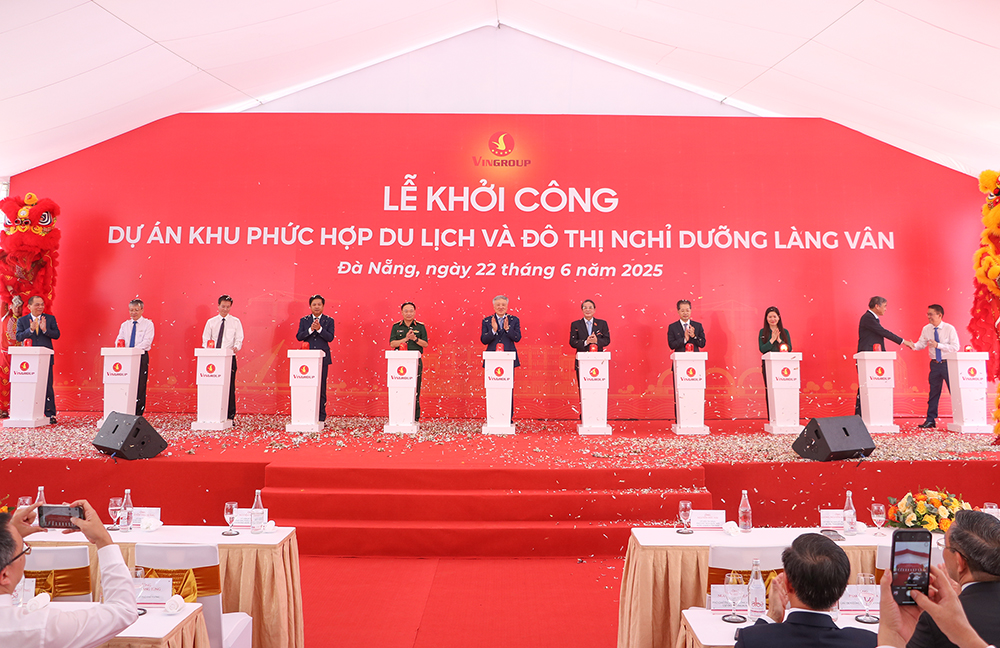 Các đại biểu thực hiện nghi thức khởi công dự án Làng Vân