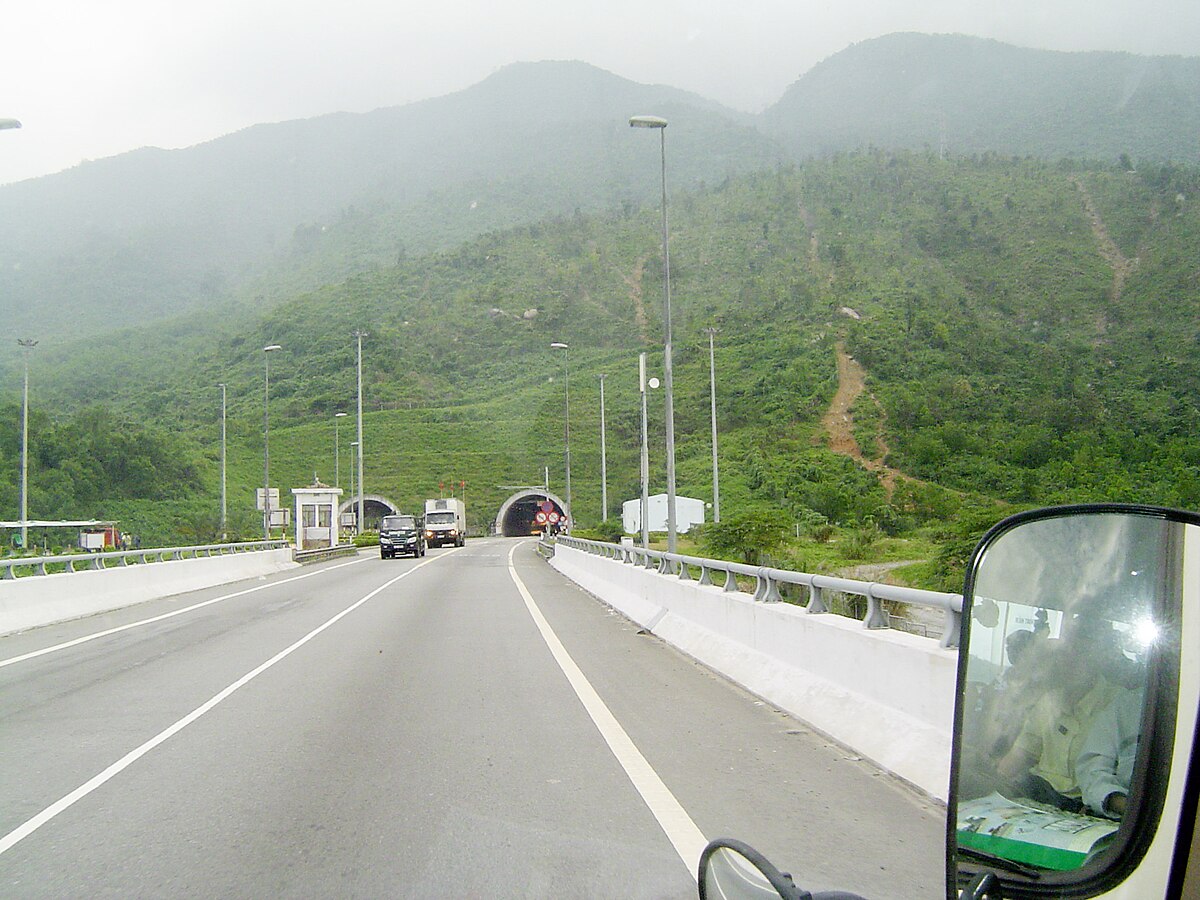 Từ Vin Làng Vân đến hầm Hải Vân rất gần