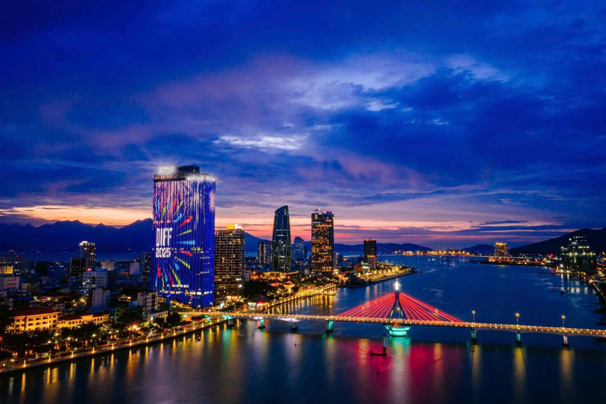 cảnh quan về đêm M landmark
