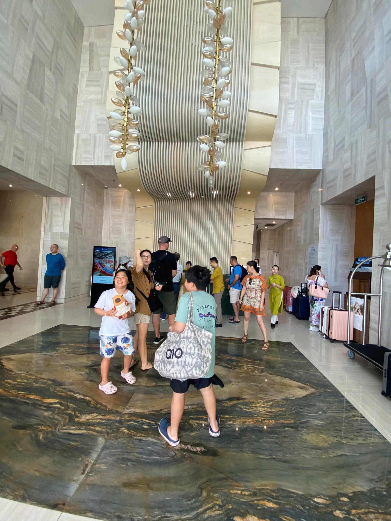 Hành khách tại sảnh toà D Wyndham Soleil
