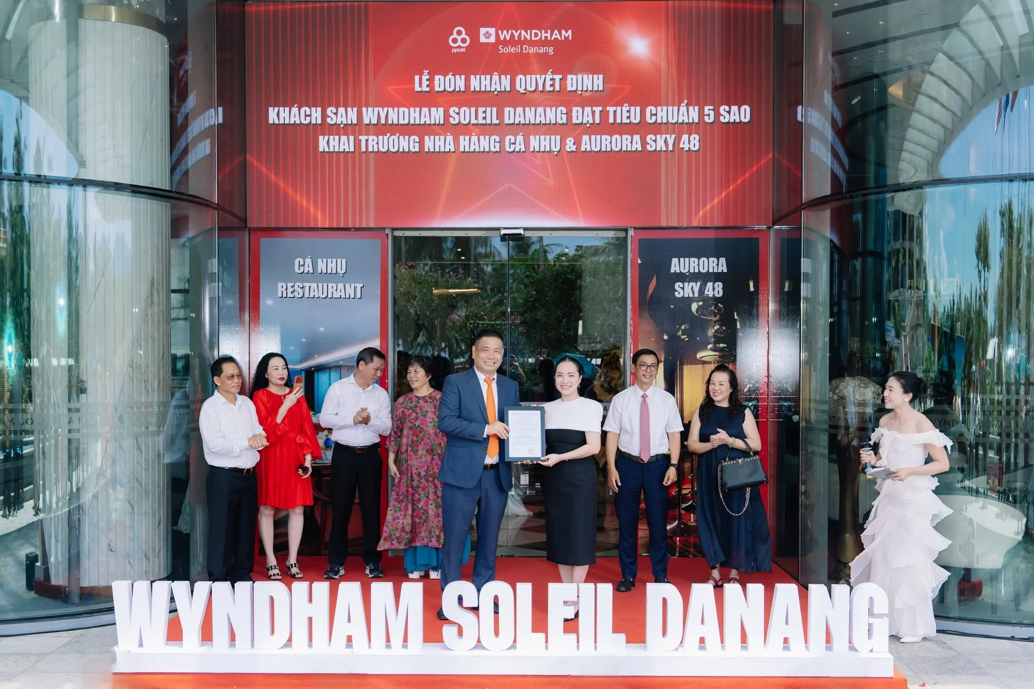 Nghi thức đón nhận quyết định khách sạn Wyndham Soleil Danang đạt tiêu chuẩn 5 sao trước sảnh